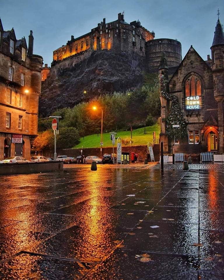 Edinburgh Castle, Scotland, UK.jpg
